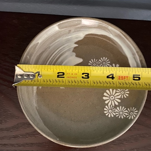 studio pottery dish with Daisies signed by artist - Picture 3 of 4